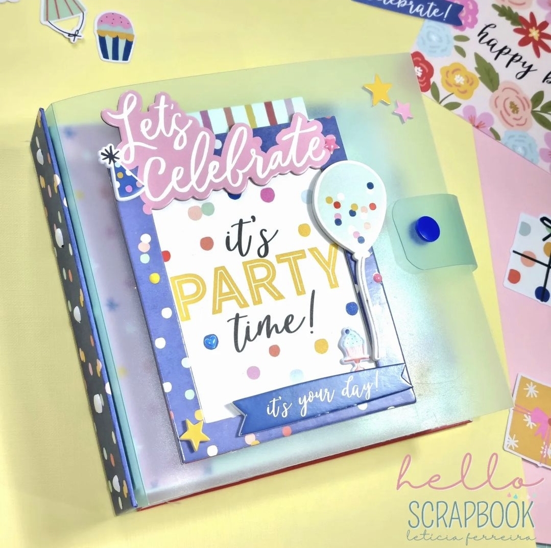 Álbum de scrapbook decorado com temas de festa e cores vibrantes
