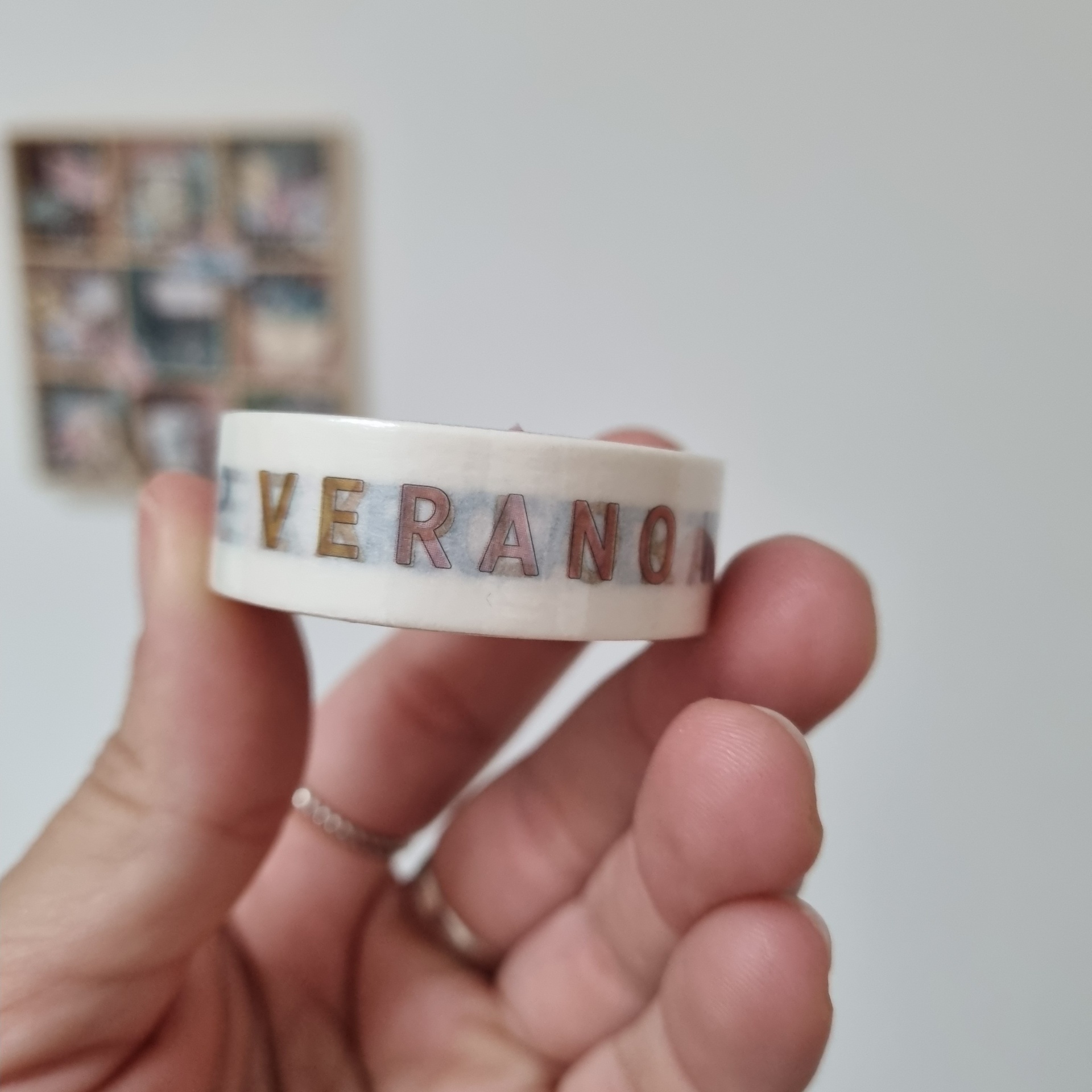 Fita adesiva decorativa com a palavra VERANO em letras coloridas