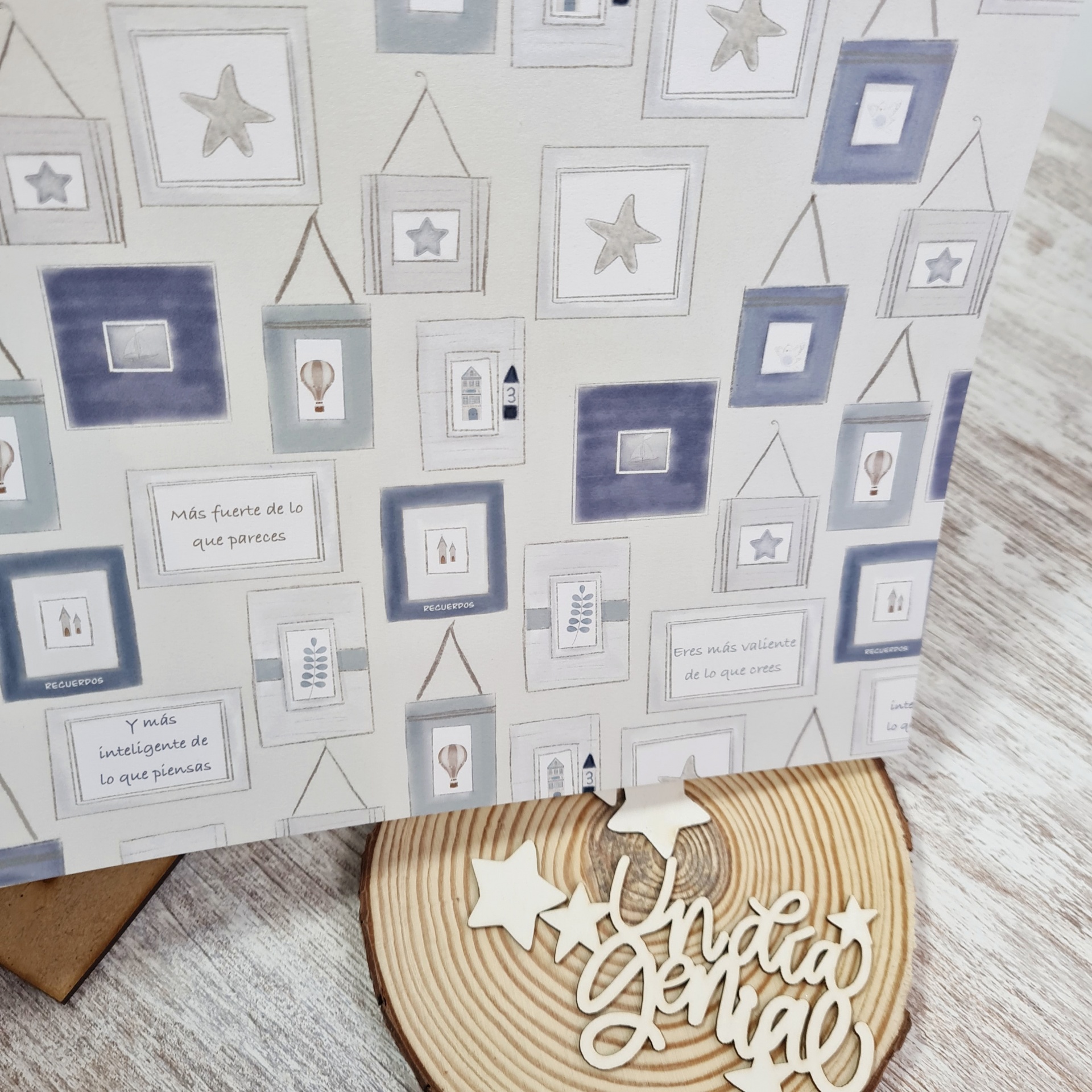 Papel de parede com padrão de molduras e base de madeira com texto decorativo.