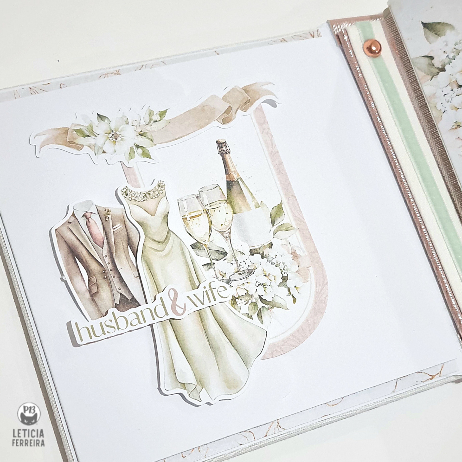 Cartão de casamento com ilustrações de fato, vestido de noiva, champanhe e flores com texto husband & wife