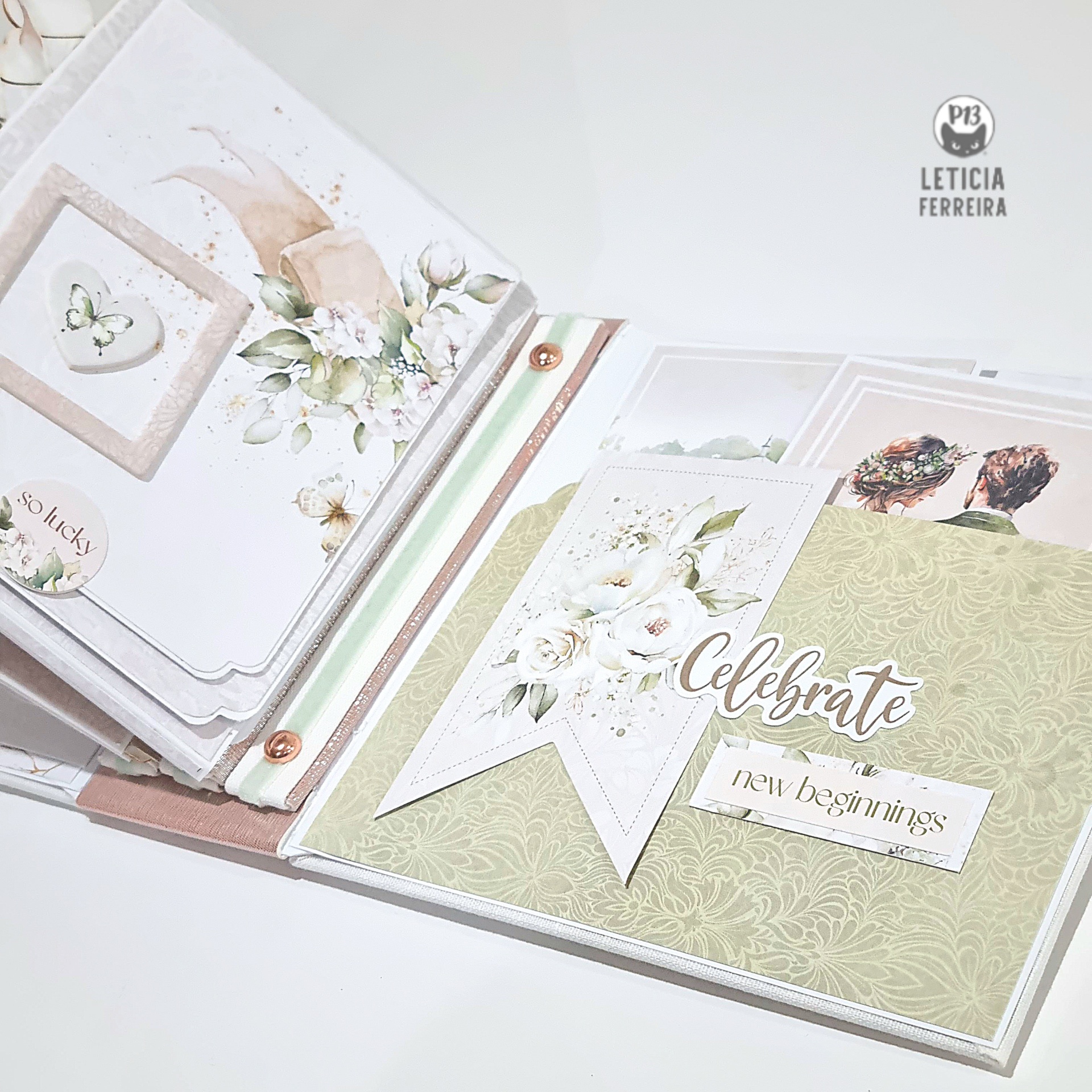 Álbum de scrapbook decorado com flores, bolo e textos Celebrate e new beginnings