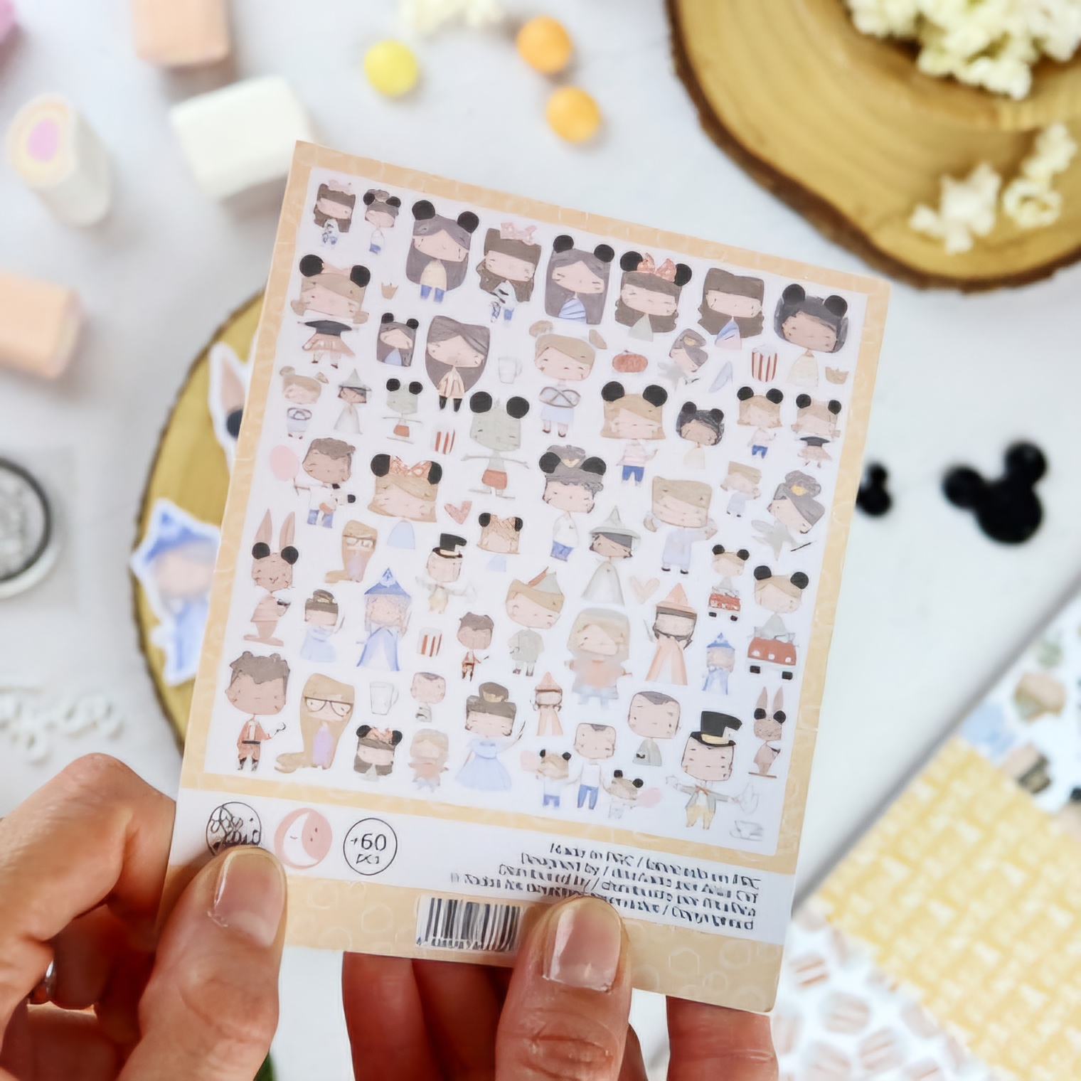 Folha de autocolantes com desenhos de personagens em diferentes poses e roupas em tons suaves