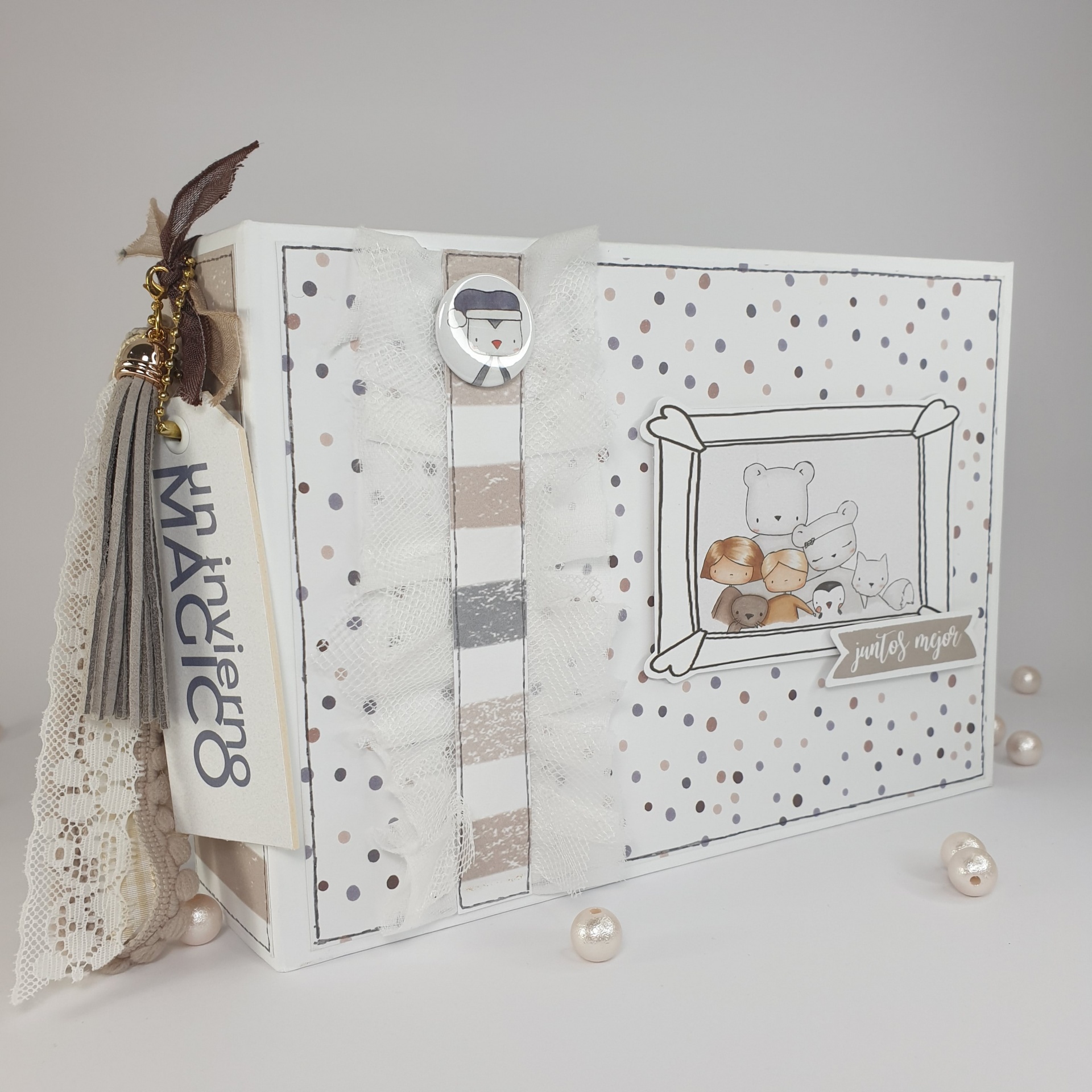 Álbum de fotos artesanal com estampa de ursos em cores suaves e detalhes decorativos de tecido e rendas