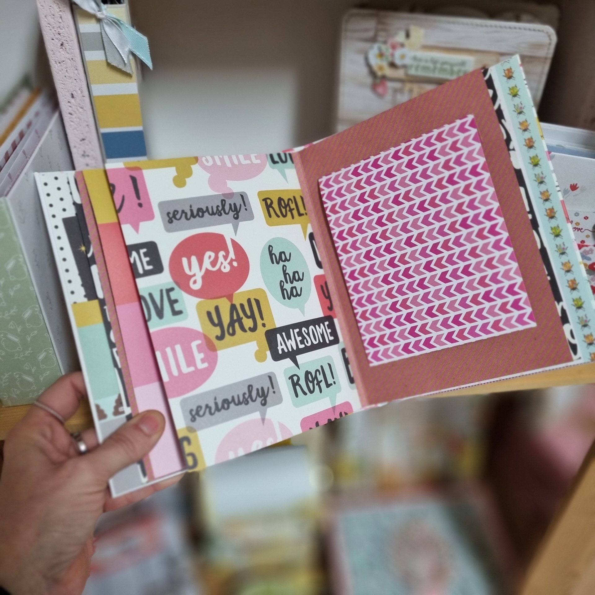 Álbum com padrão colorido e textos em inglês