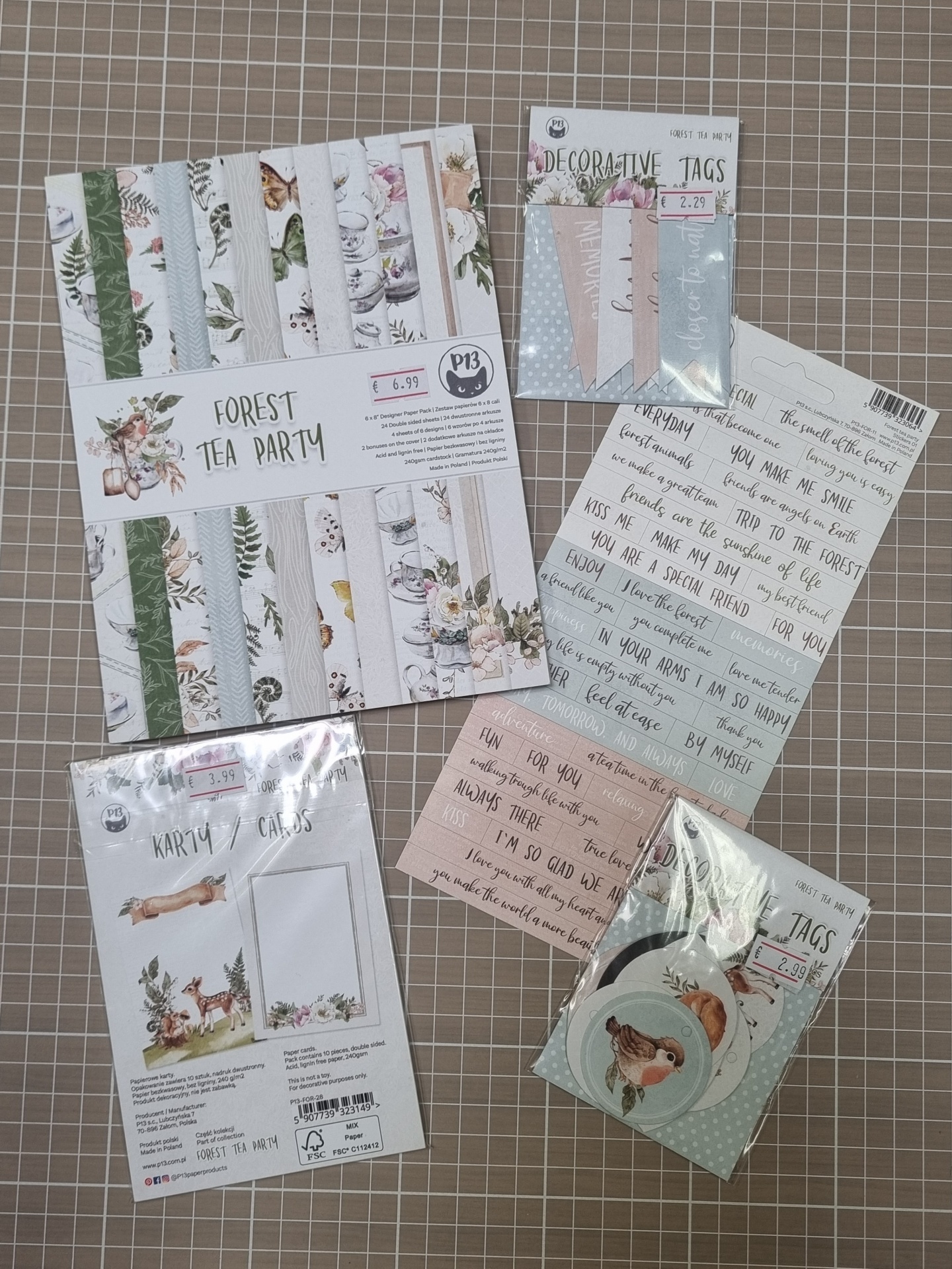 Conjunto de papel decorativo e etiquetas com tema Forest Tea Party