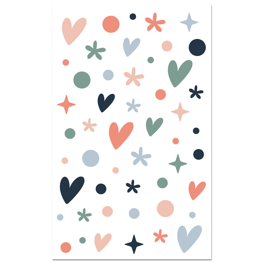 Padrão colorido de corações, estrelas e círculos sobre fundo branco