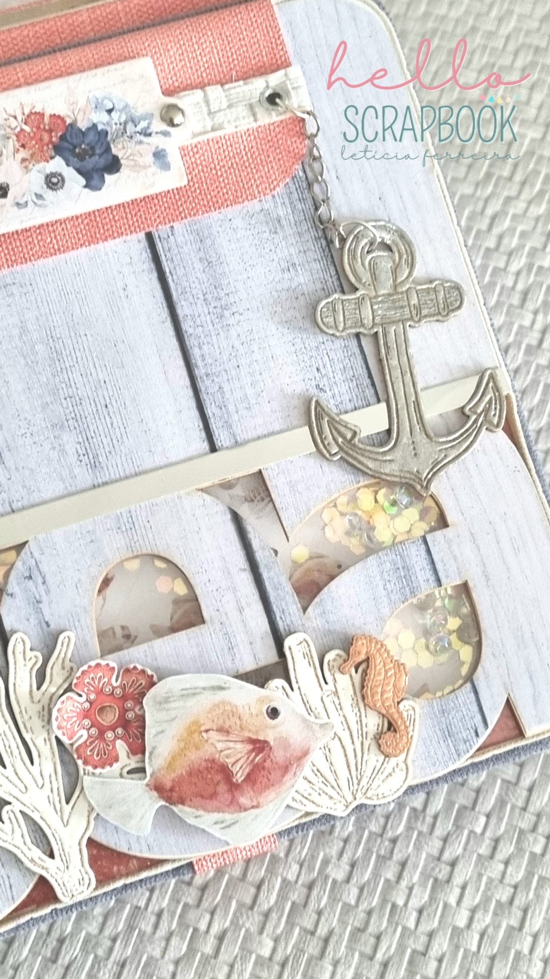 Scrapbook temático marinho com âncora, peixe e elementos em papel