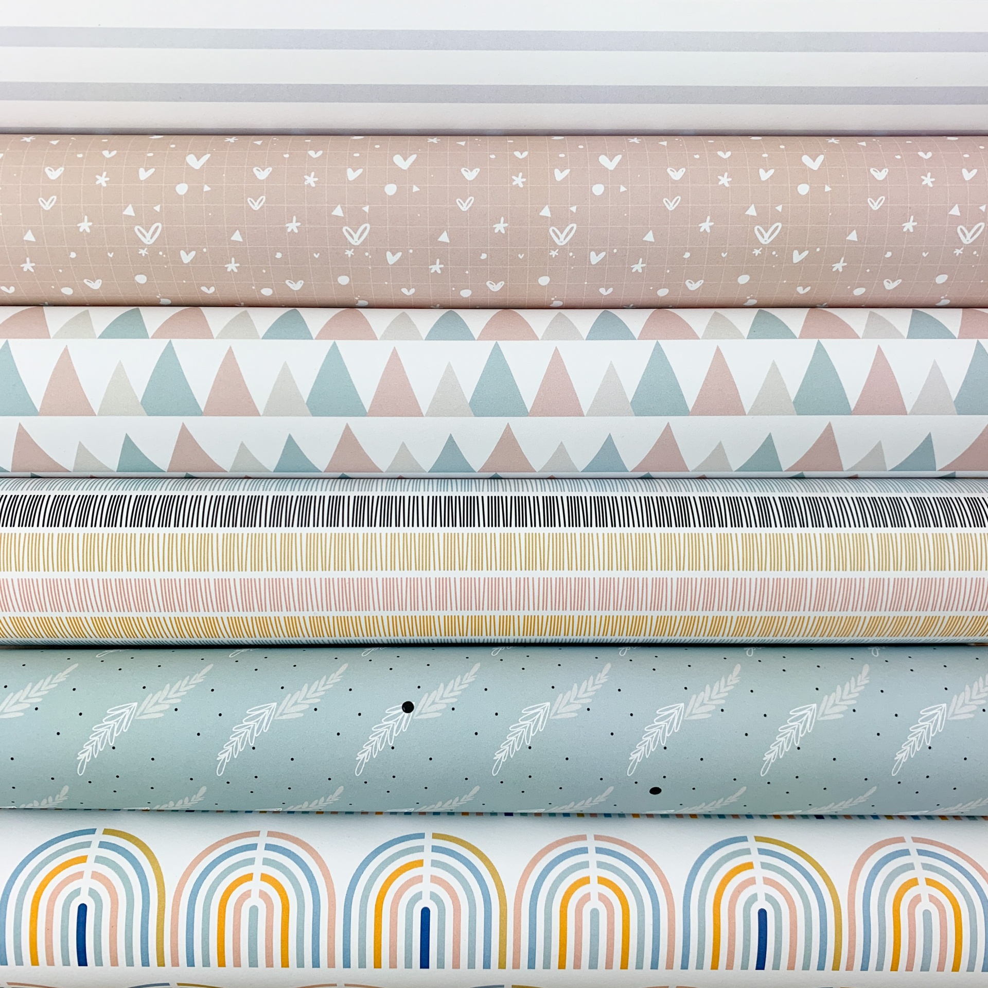 Rolos de papel de embrulho com padrões e cores variadas