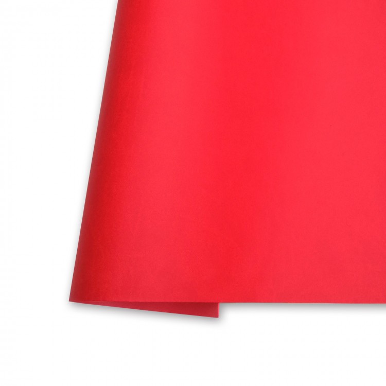 Folha de papel vermelho lisa com dobra sobre fundo branco