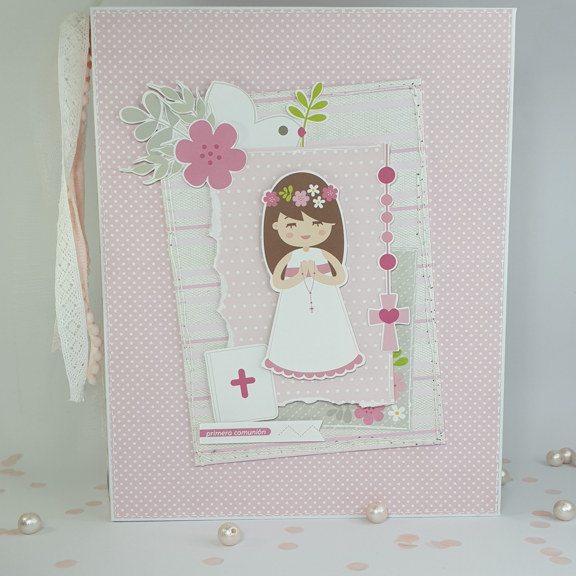 Cartão ou convite rosa com ilustração de menina em vestido branco e decoração floral