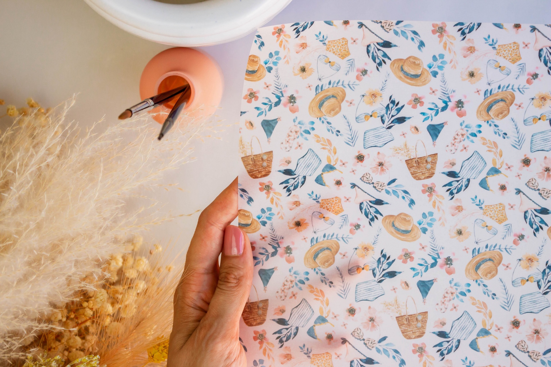 Folha decorativa com ilustrações de chapéus, cestas e flores