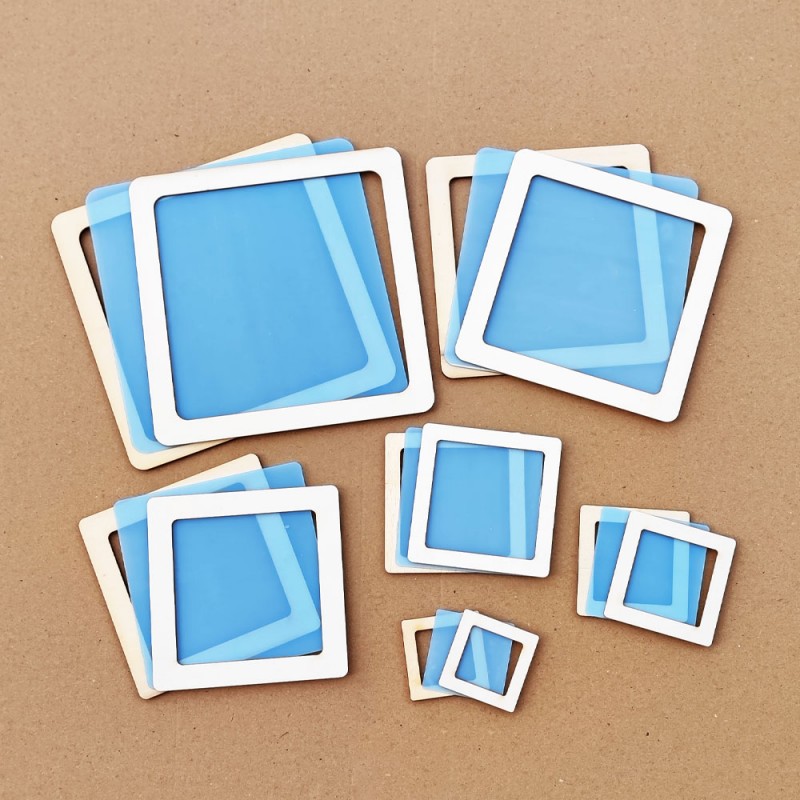 Conjunto de molduras quadradas em madeira com acrílico azul sobre superfície castanha