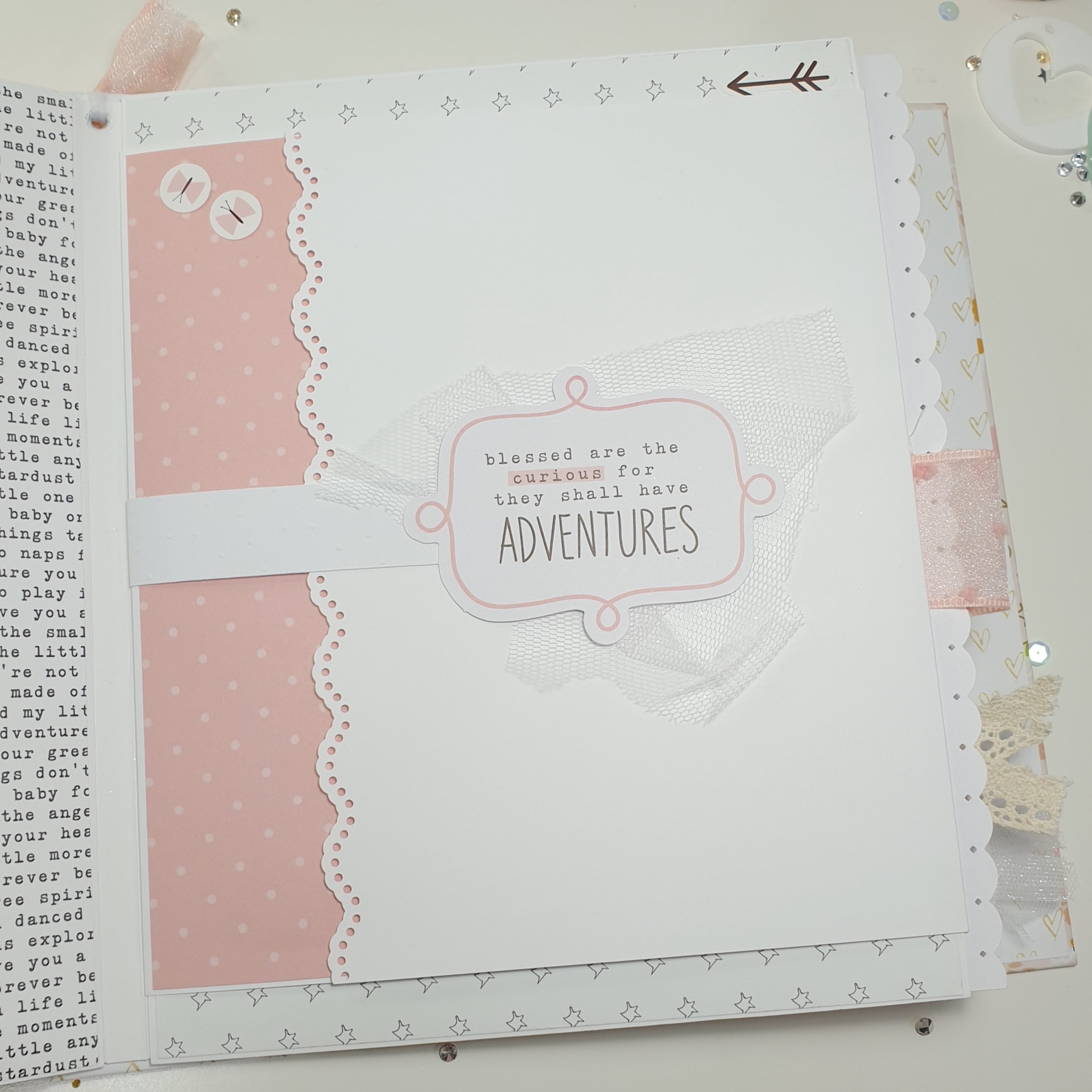 Cartão decorativo branco e rosa com texto inspirador e detalhes rendados.