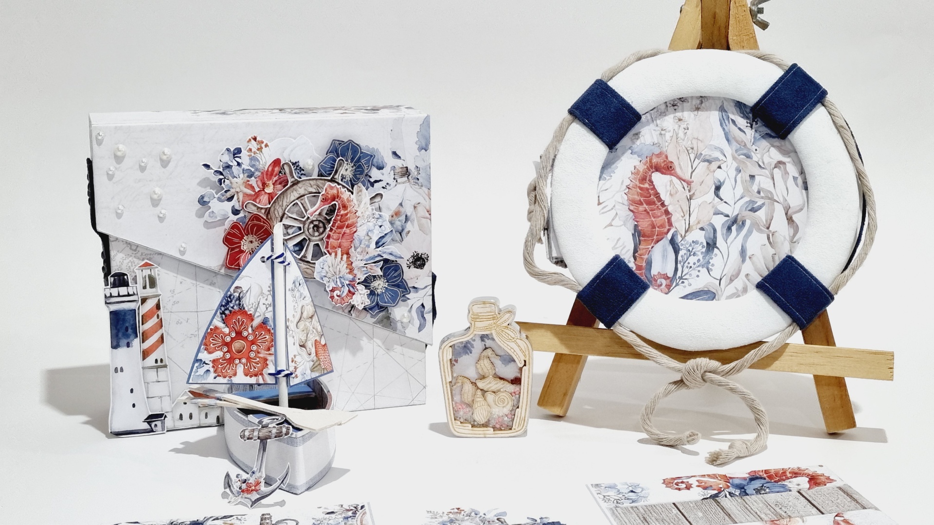 Conjunto decorativo marítimo com anel salva-vidas, caixa e frasco pequeno com padrões florais e náuticos