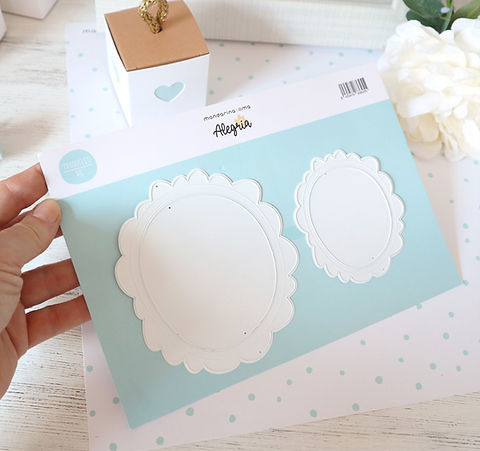 Conjunto de moldes de corte decorativos brancos em fundo azul claro com texto e código de barras.