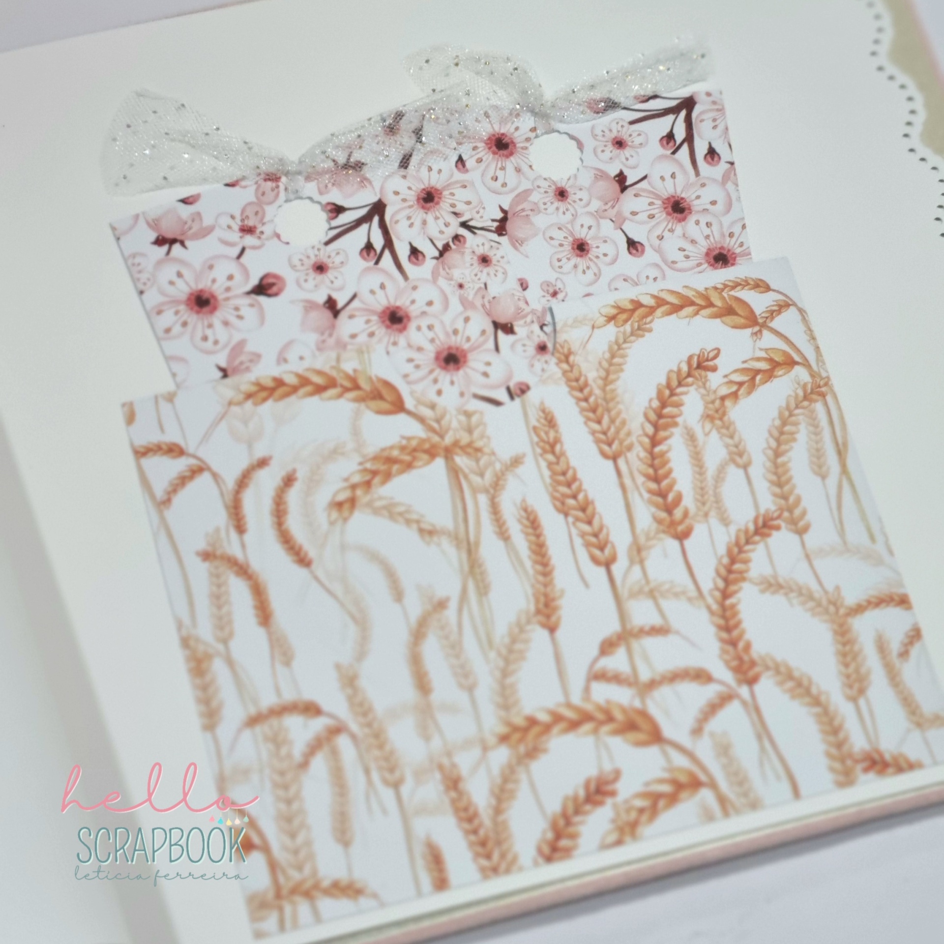 Cartas decoradas com padrões florais e de espigas sobre fundo branco