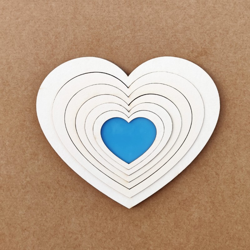 Coração decorativo em madeira branca com coração azul no centro
