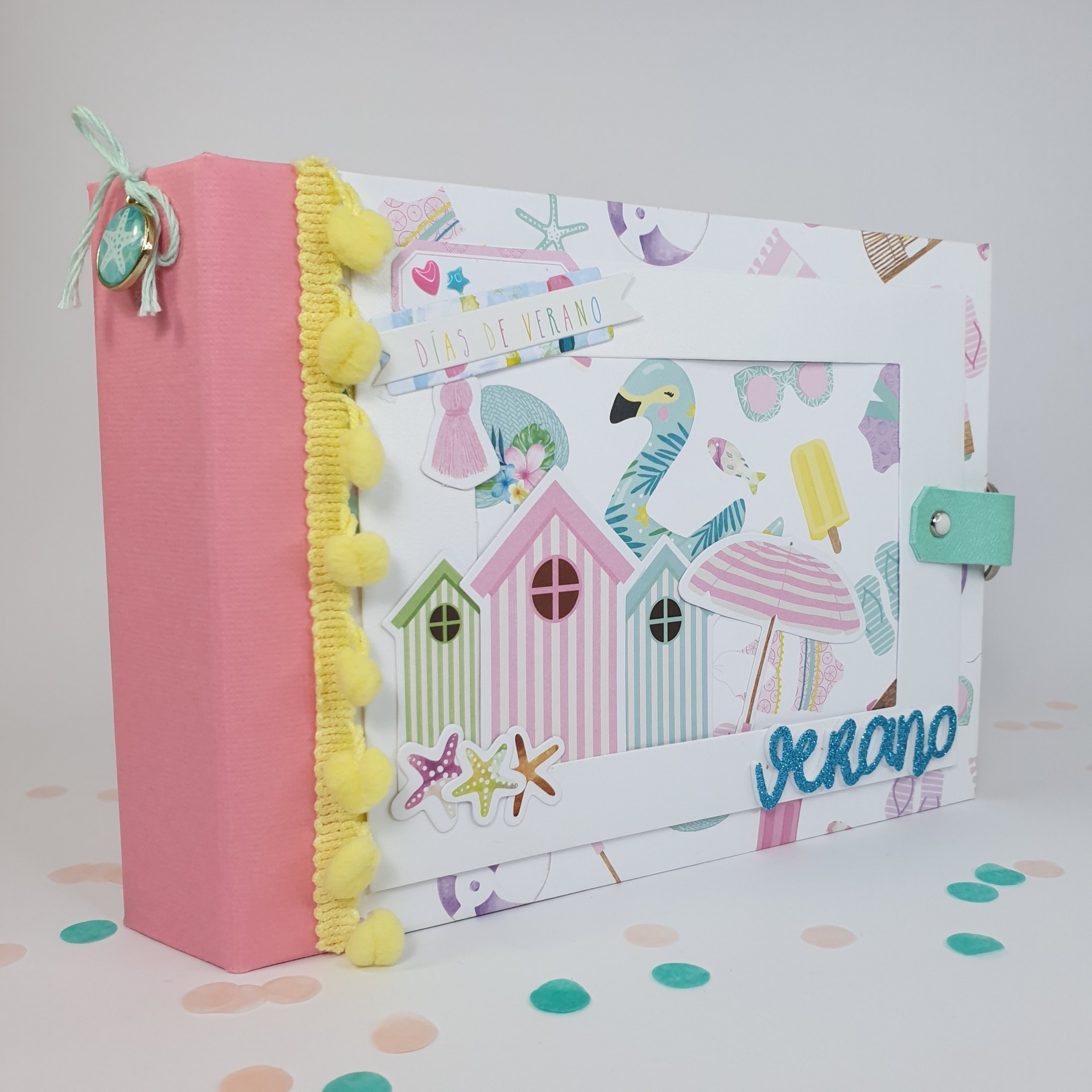 Álbum de fotos decorativo com tema verão, lombada rosa e pompons amarelos