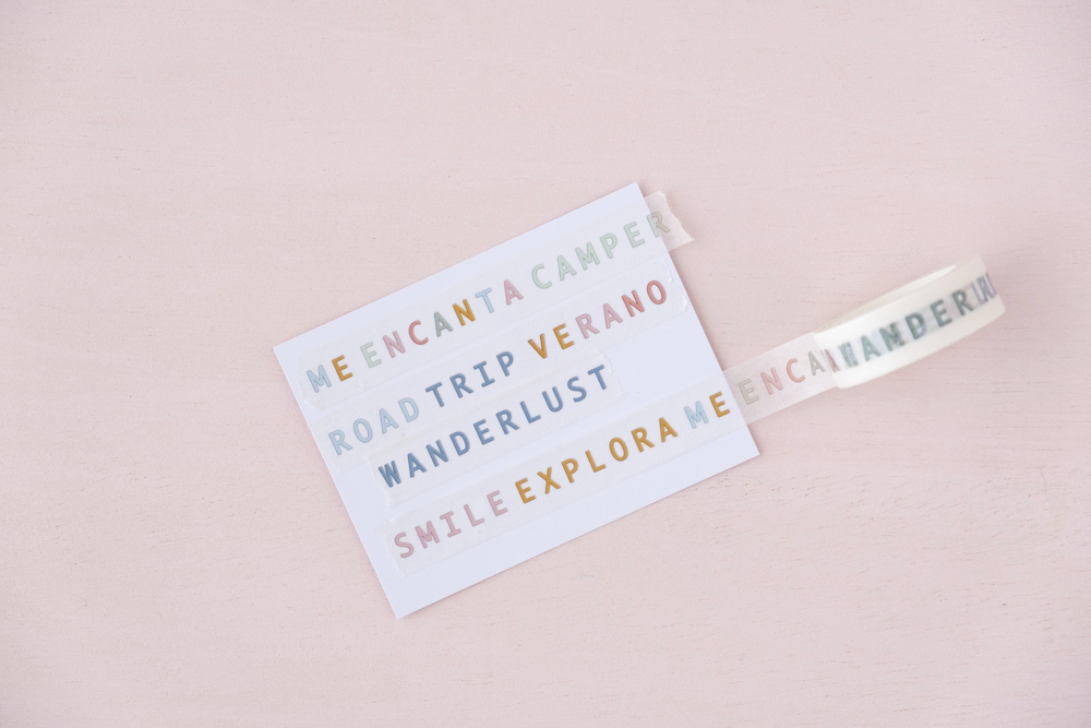 Etiqueta de bagagem branca com texto colorido e fita para pendurar