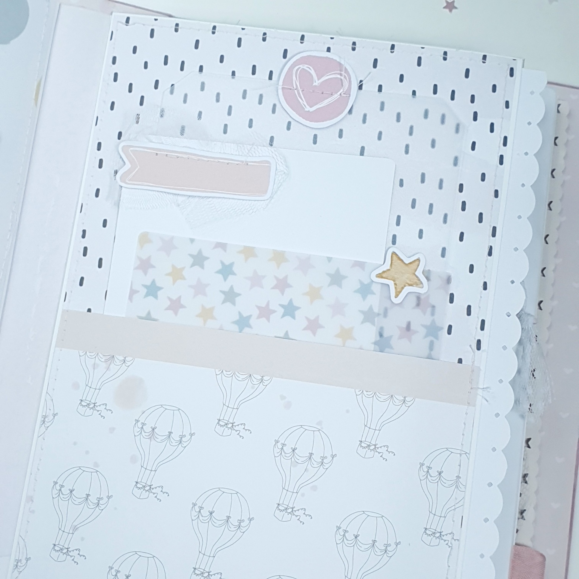 Caderno decorado com padrões de estrelas coloridas e balões de ar quente em branco e preto