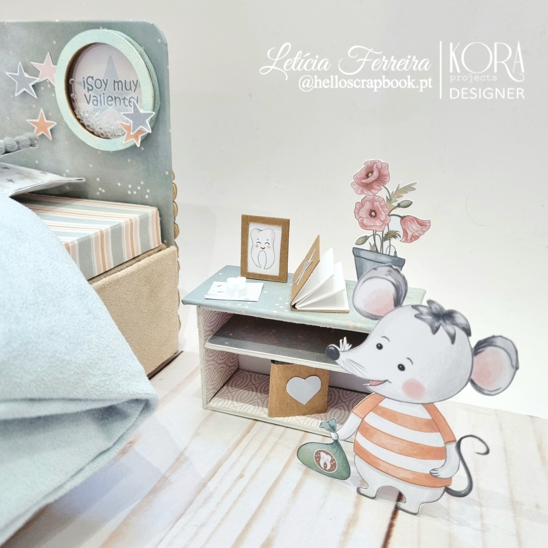 Cenário infantil com cama, estante decorativa e figura de ratinha em papel