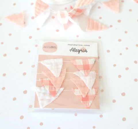 bandeirolas decorativas em tecido de algodão em tons rosa, branco e coral embaladas