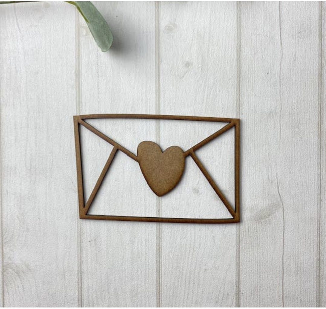 Objeto decorativo de madeira em forma de envelope com coraÃ§Ã£o