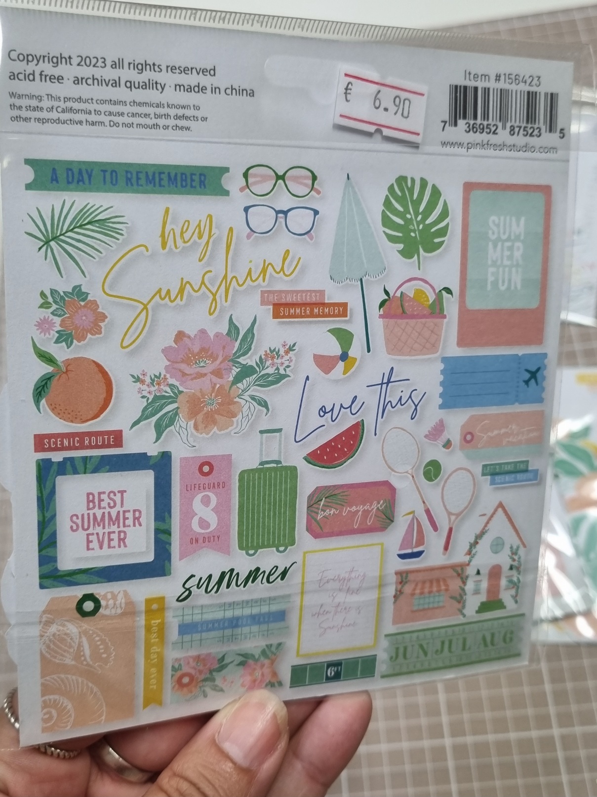 Autocolantes temáticos de verão com flores, óculos, frutas, raquetes, e várias frases em inglês, preço visível €6.90