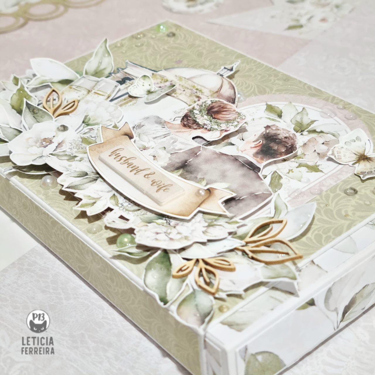 caixa decorativa floral com design romântico e texto 'nosso amor'