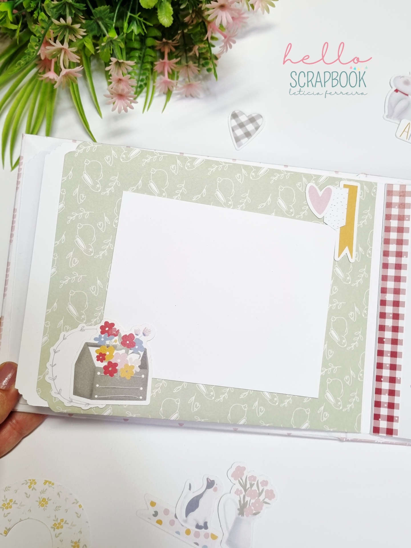 Página decorada de álbum de scrapbook com espaço para foto e autocolantes coloridos