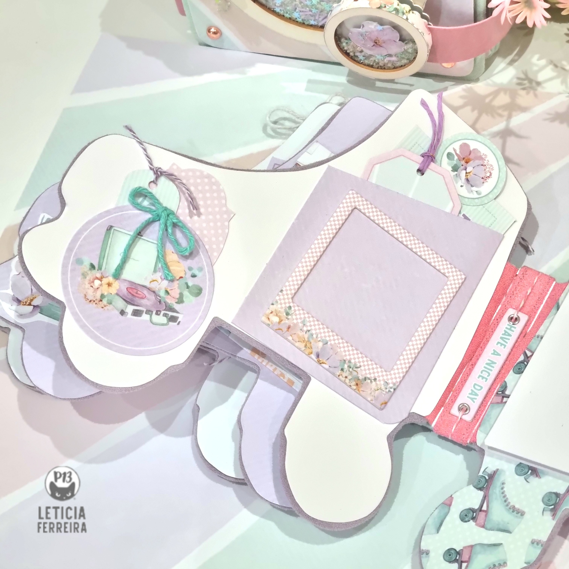 Cartões decorativos em papel com laços e padrões florais em tons pastel