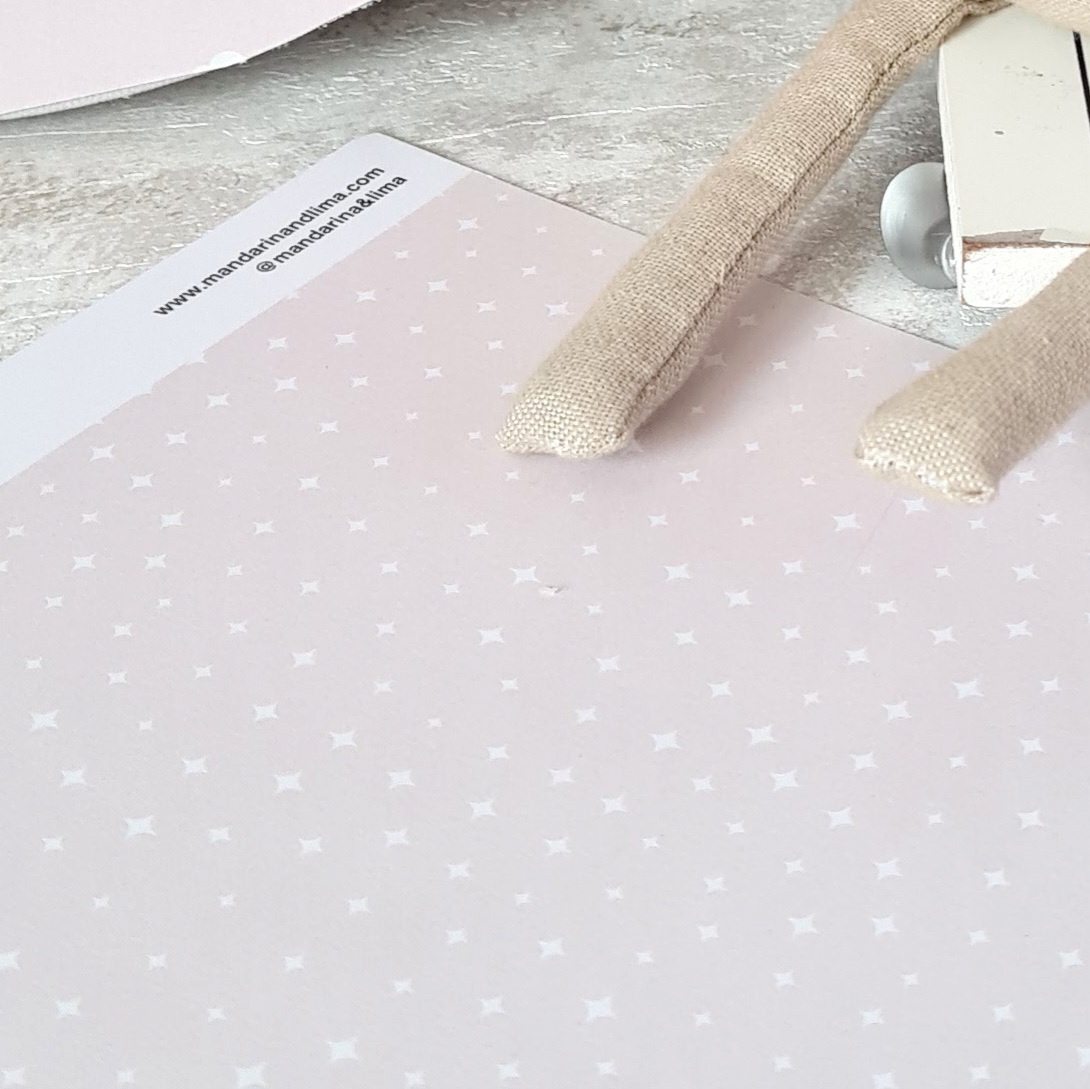 Saco de papel com padrão de pontos e alças de tecido