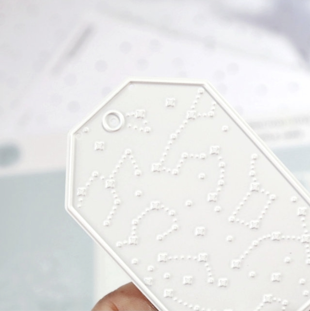 Capa branca de telemóvel com padrão em relevo e recorte para a câmara