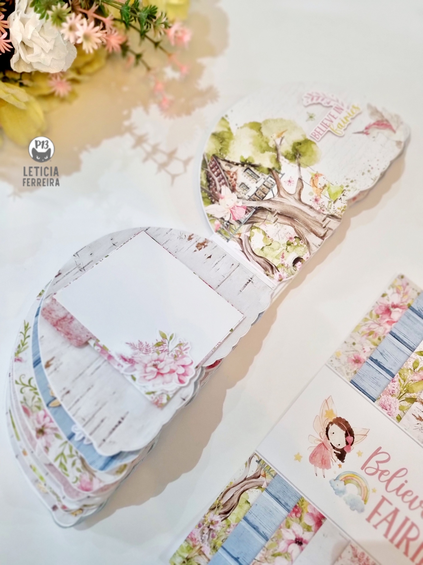 Conjunto de cartas decorativas com ilustrações de fadas e flores coloridas