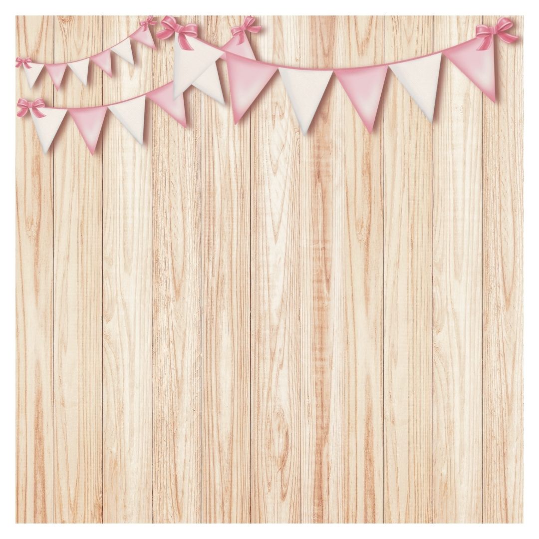 Superfície de madeira clara com bandeirinhas decorativas rosa e brancas no topo.