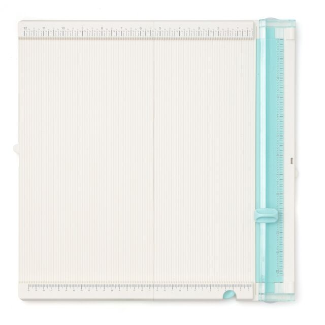 Corta papel branco com régua azul clara e escalas em centímetros