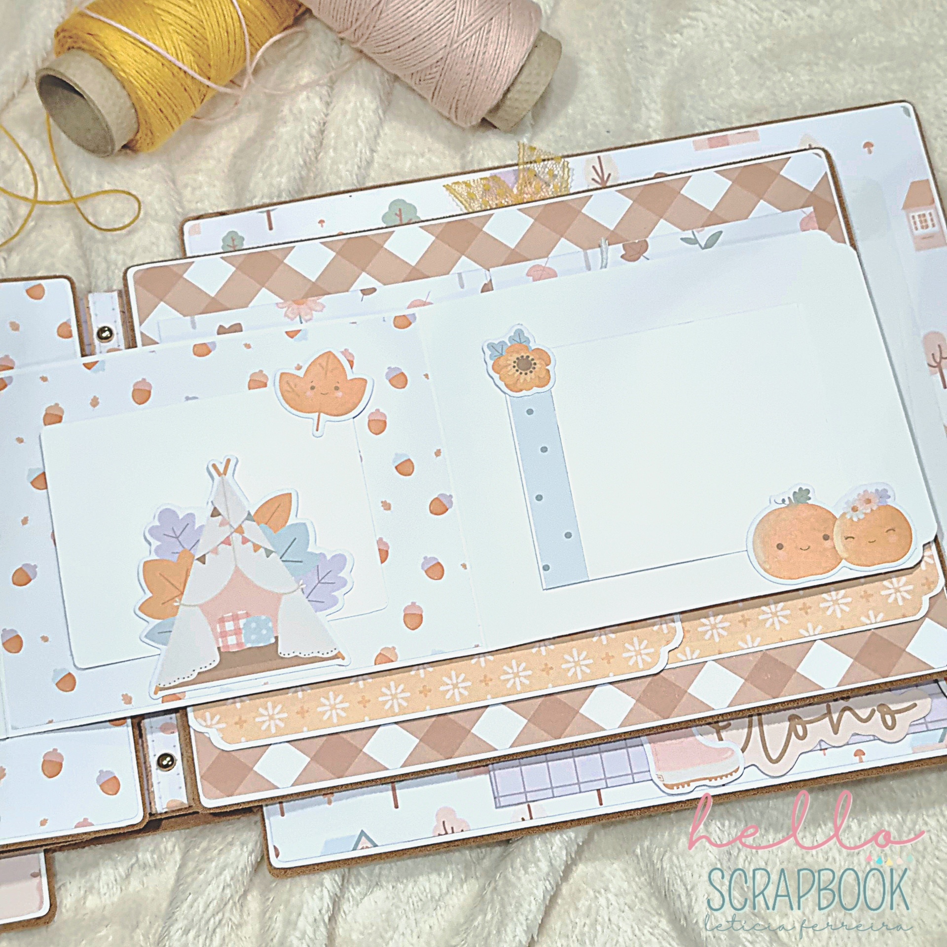 Álbum de scrapbook aberto com páginas decorativas coloridas e elementos gráficos