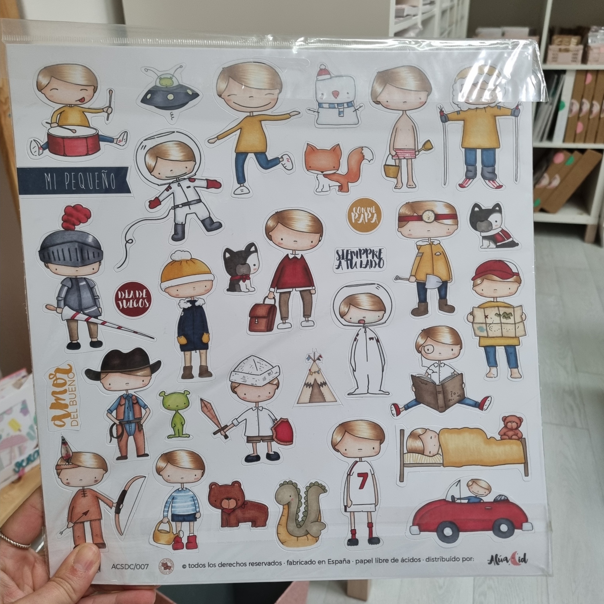 Autocolantes de papel com ilustrações de crianças em várias roupas e atividades.