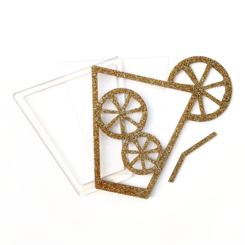 Moldura e decorações douradas brilhantes para copo em fundo branco