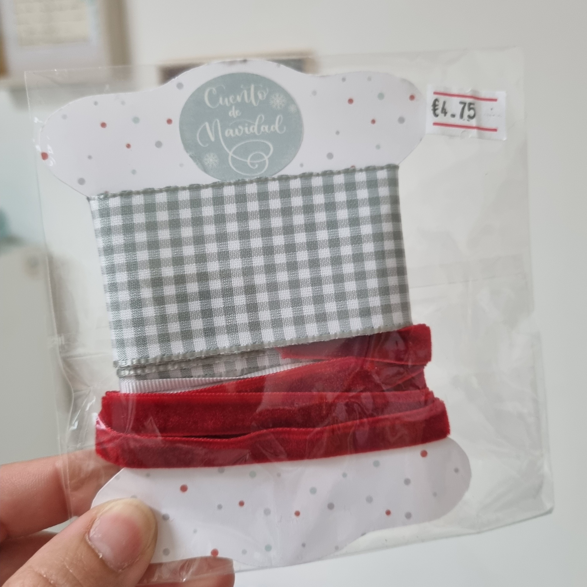 Pacote com fitas decorativas em tecido quadriculado e veludo, etiqueta com flocos de neve e preço €4,75