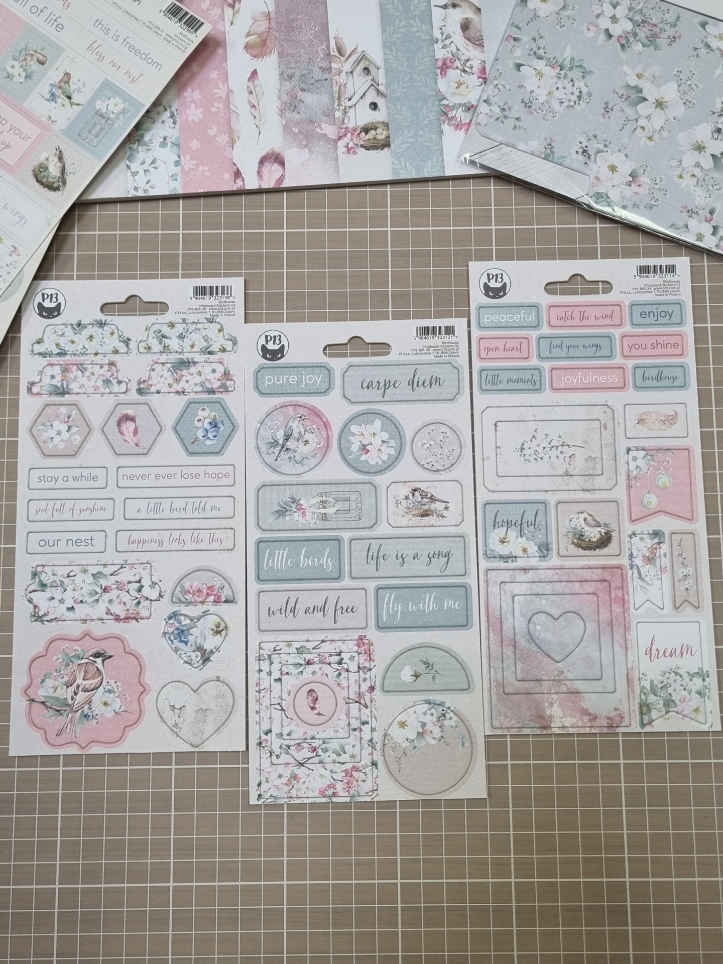 Autocolantes decorativos com temas florais e pássaros com mensagens positivas.