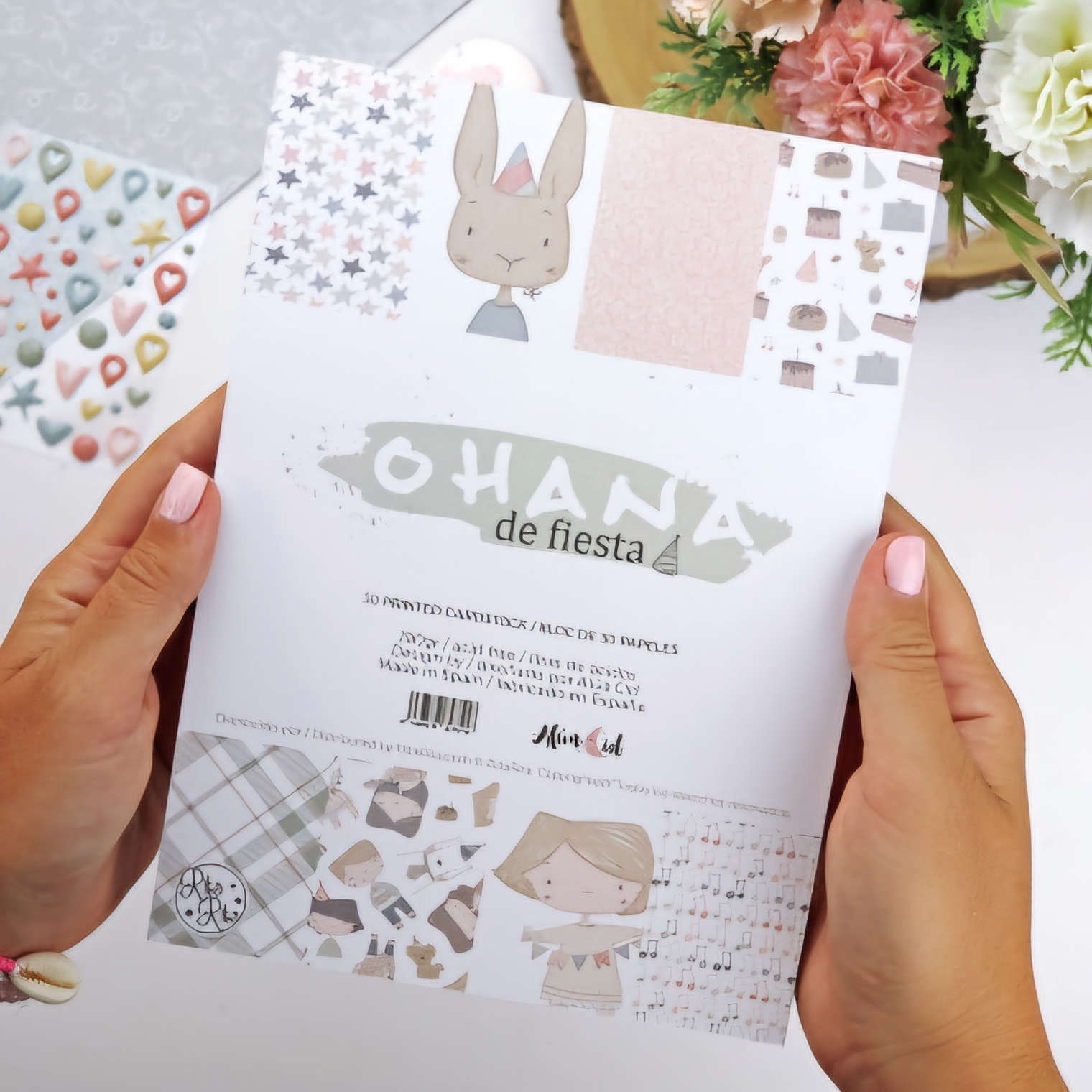 Bloco de papel para scrapbooking com padrões infantis coloridos e texto OH AN! de fiesta