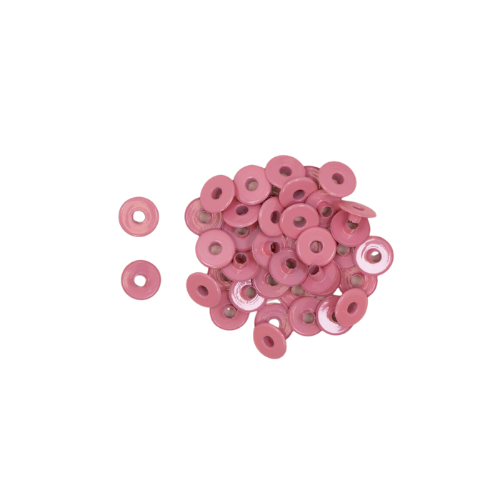 Argolas pequenas cor-de-rosa em fundo branco