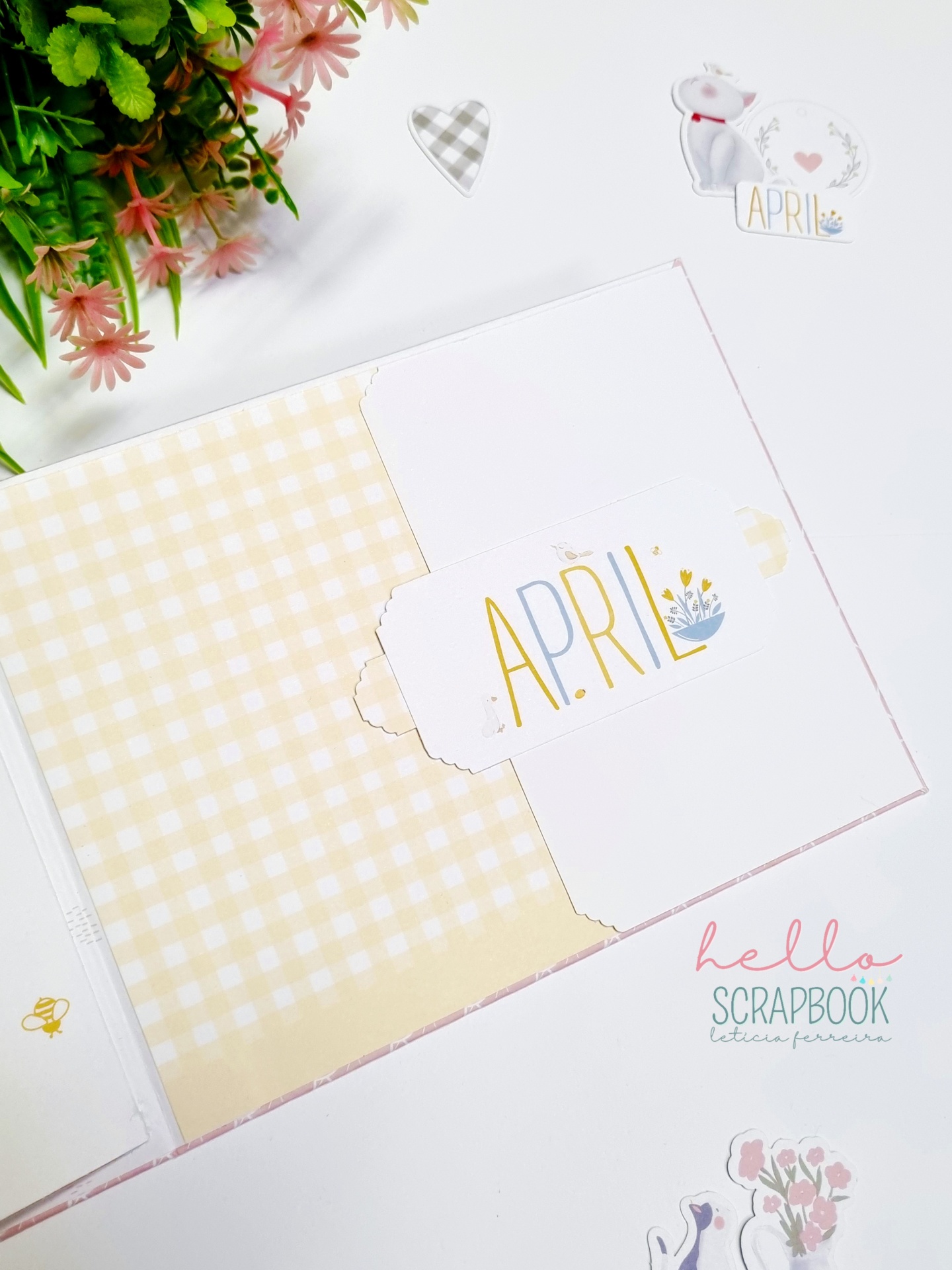 Caderno aberto com elementos decorativos de scrapbook e flores