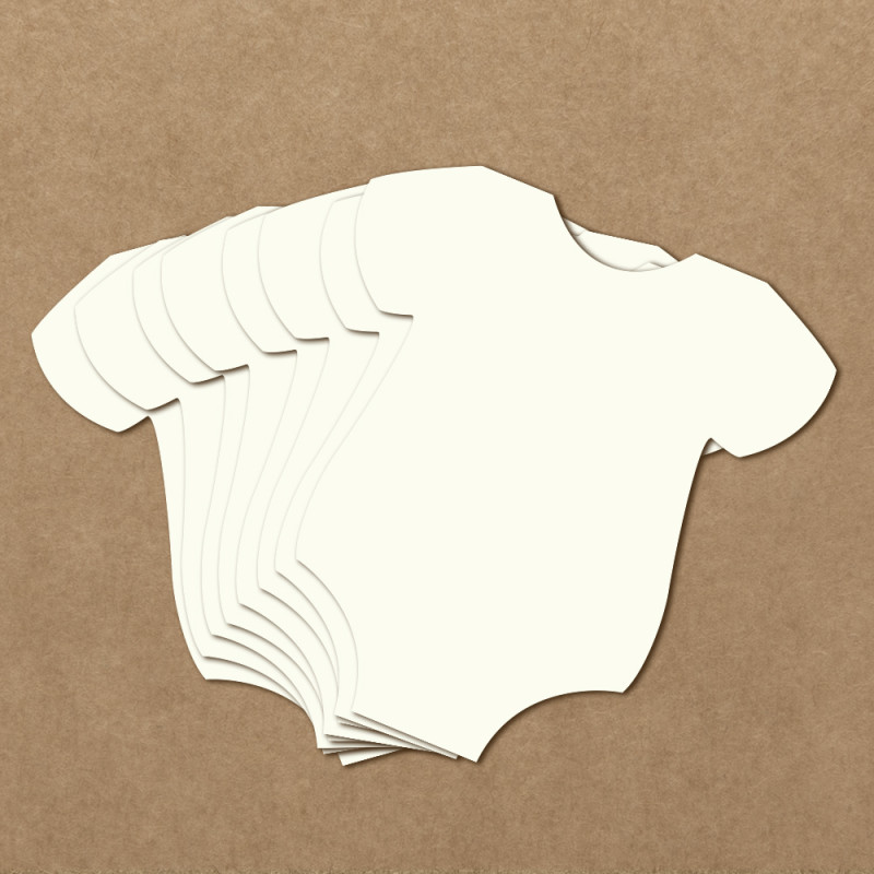 Seis bodies brancos para bebés empilhados sobre superfície castanha clara