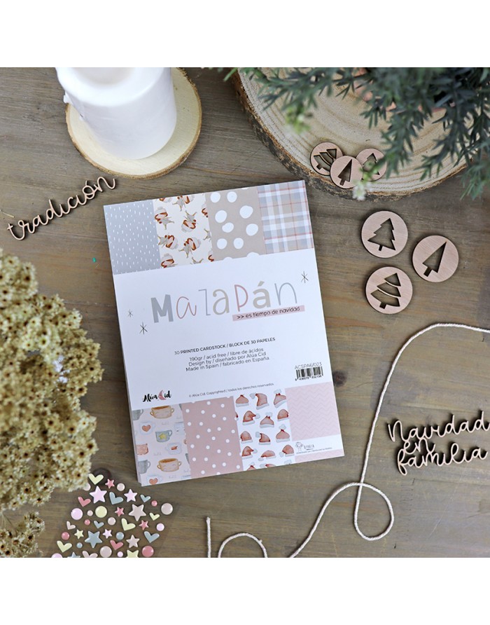 Caderno Malapan com padrões pastel e decoração natalícia em madeira sobre mesa