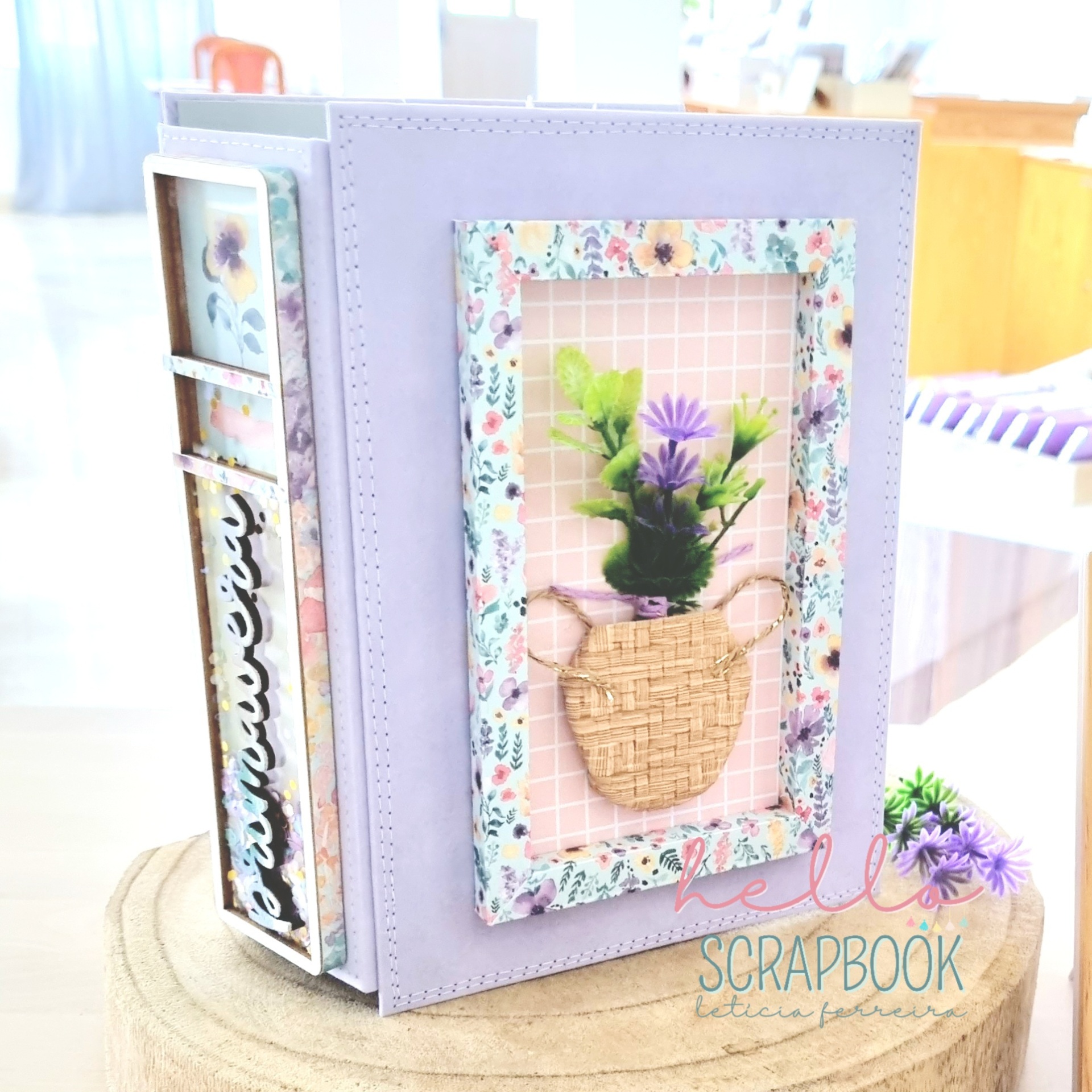 Álbum scrapbook lilás com flores em vaso 3D e texto decorativo