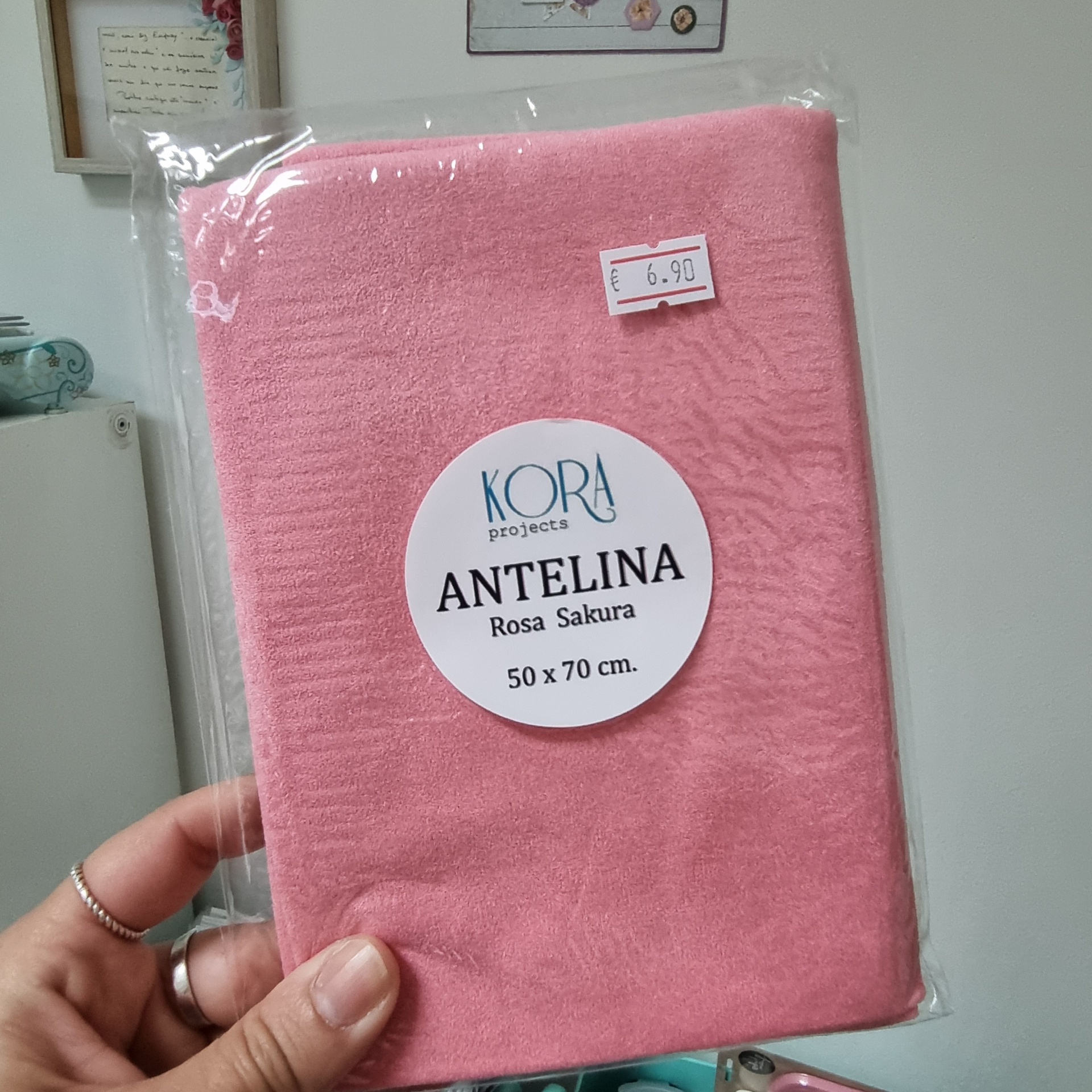 Toalha rosa Sakura da KORA projects em embalagem plástica com etiqueta de preço 6.90 euros