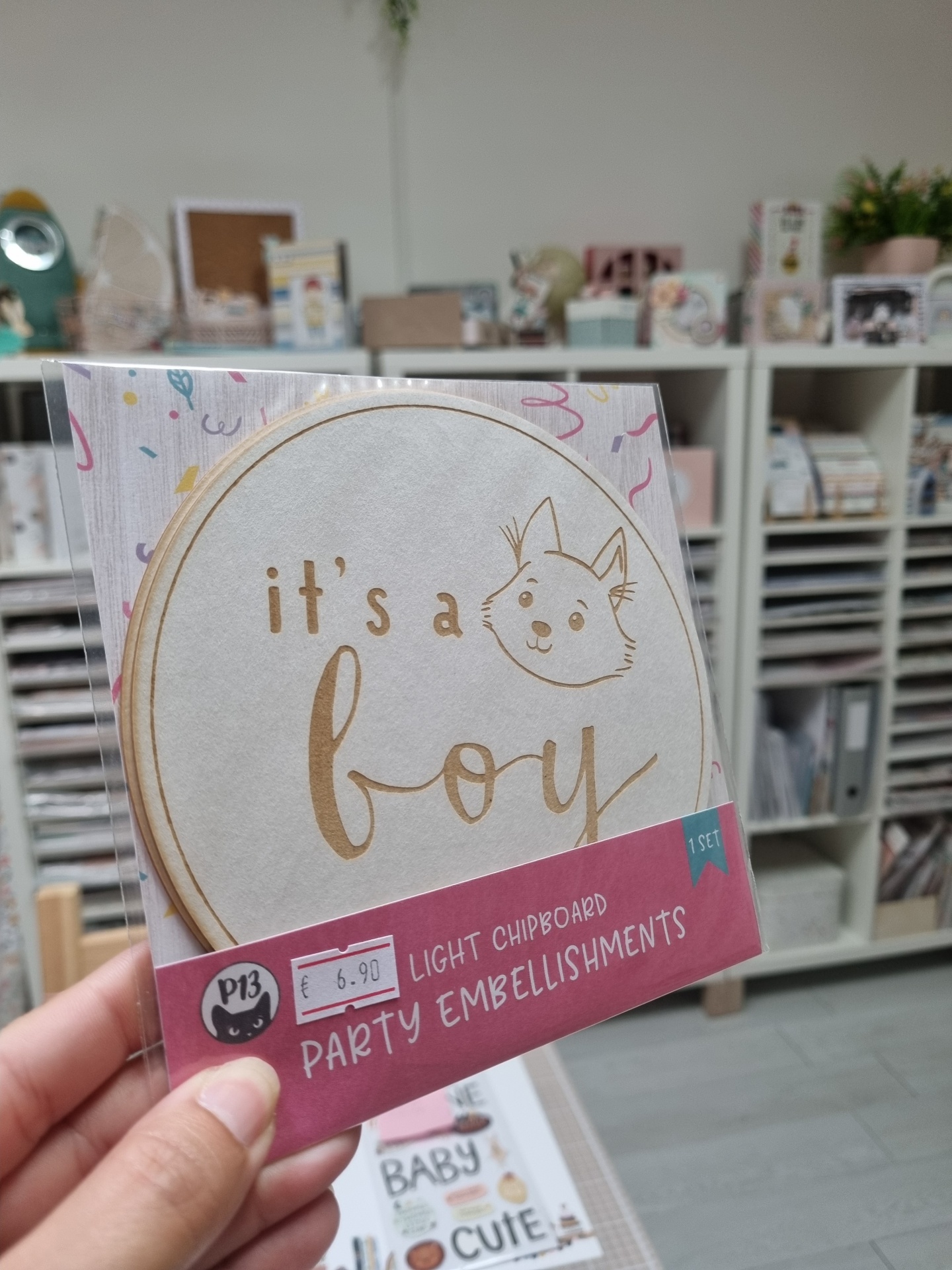 Conjunto de decoração de festa com texto its a boy e desenho de gato.