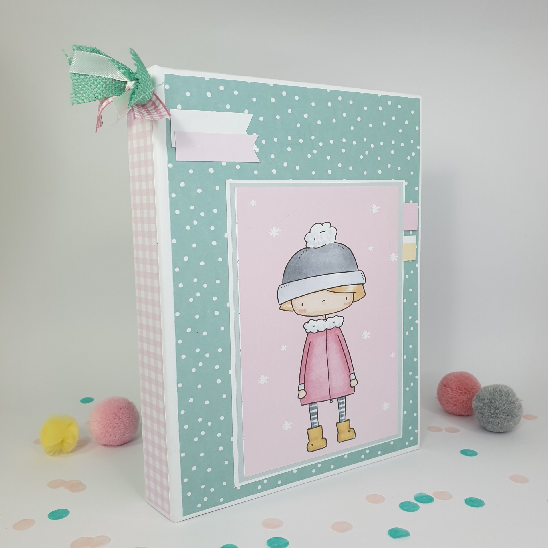 Caixa decorativa com ilustração infantil e padrão azul com pontos brancos